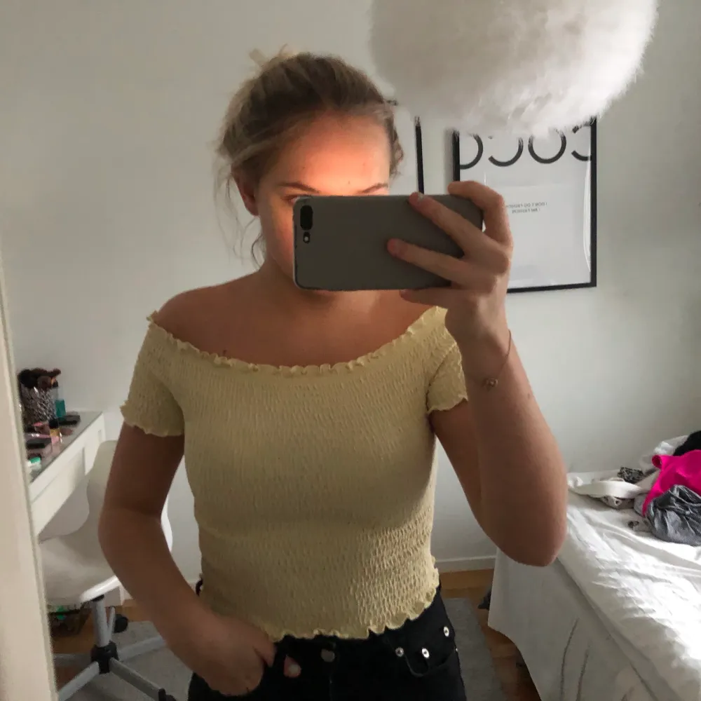 Säljer denna superfina off shoulder topp! Fin färg nu till våren som är påväg🌸✨ Storlek XS. Toppar.