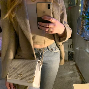 Vit axelväska  - Vit axelväska köpt utomlands, oanvänd! 🥂 