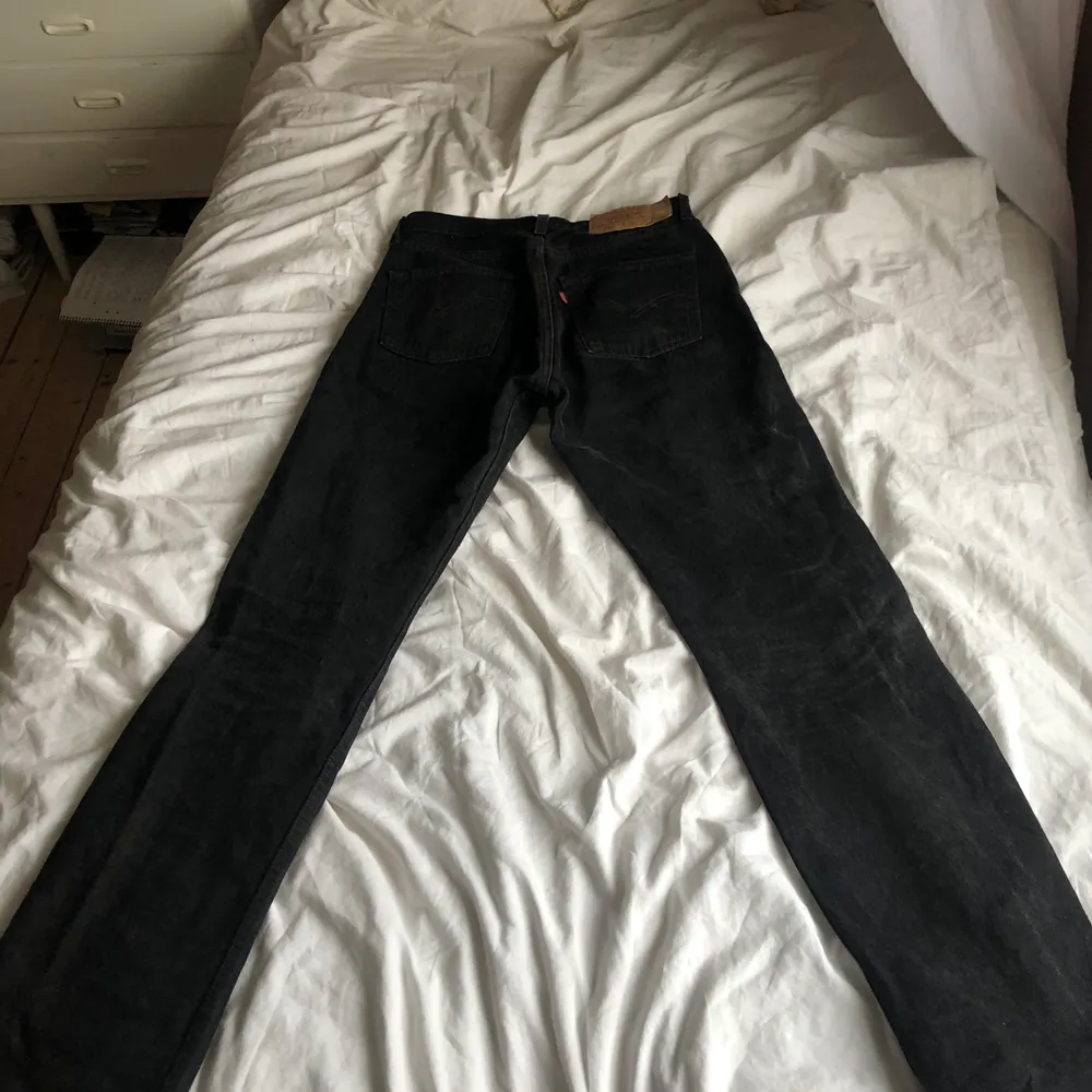 Säljer mina levis jeans då jag redan har 2 par! Buda i komentarerna❤️ W:28 L:32 Passar mig som är en blandning mellan xs-medium Köp direkt för 250kr+frakt. Jeans & Byxor.