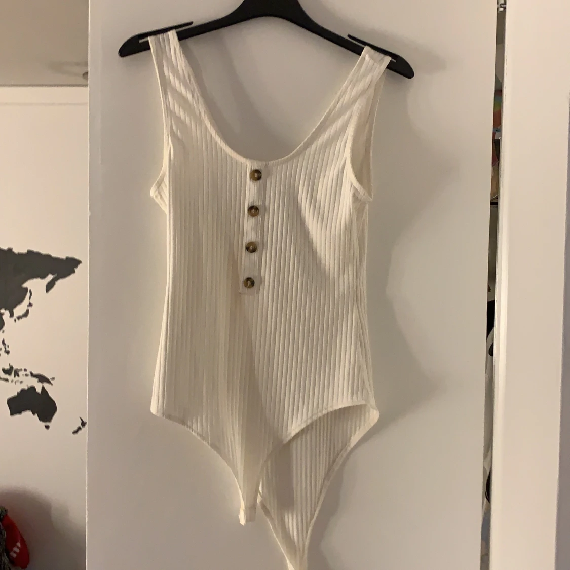 Fin vit body med bruka knappar