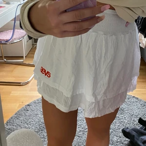 Svea kjol - Vit kjol från Svea, aldrig använd! Tillkommer frakt. 