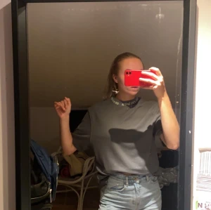 T-shirt med tryck på kragen - Sååå snygg och jätteskön oversize T-shirt i mörkgrå färg med grön text på kragen ”maison riviera” aldrig använd pga inte min stil