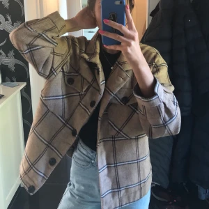 Rutig höstjacka  - Snygg höstjacka med brunt, rutigt mönster. Super varm och skön. Storlek 38 så sitter väldigt oversized på mig som är 34/36. Från NAKD. Ganska använd men har inga skador så som ny. Buda från 350kr. Köparen står för frakt 59kr💞