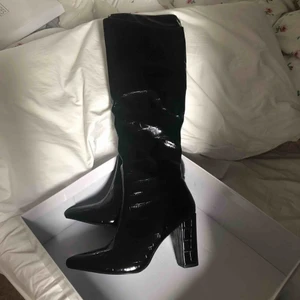  - Sjukt snygga Lackade stövlar från Nelly som passar till det mesta! En julklapp från i julas som tyvärr inte kommit till användning. Köpta för 500kr