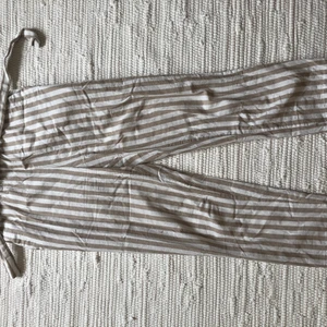 Randiga linnebyxor - Supersköna byxor i linne i vitt och mörk beige. Har en fin knytning i midjan och sitter riktigt snyggt på! 