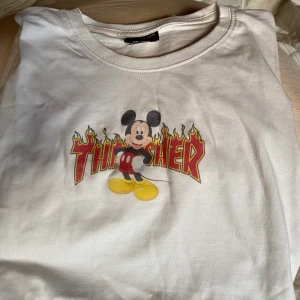 Thrasher - Cool Thrasher tisha (ej äkta!), helt ny. Modellen är som en oversized S. Tvättråd medföljer! Känner att den inte passade min smak så säljer vidare. Priset är inklusive frakt!