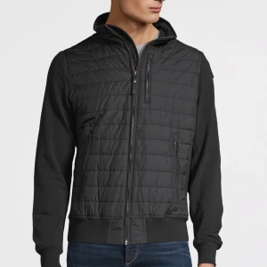 PARAJUMPER - PARAJUMPER ELLIOT HERR MODELL, använd kanske ca 5-6 gånger, storlek M/L köpt för 3.299kr, priset börjar från 1000kr (pris diskuteras) passar herr och DAM! 🥰