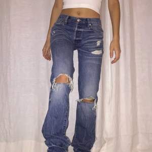 Säljer jättesnygga jeans som jag köpte av en annan tjej på Plick! Var lite för långa för min smak så jag tänkte sälja vidare! Lånar hennes bilder också! Verkligen snygga! BUDA I KOMMENTARERNA och fråga eventuella frågor i chatten! Tack