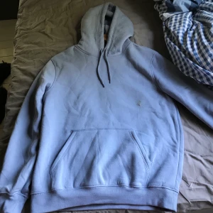 Ljusblå hoodie  - Aldrig använd, så är som ny! Färgen är som på den fösta bilden! Fläcken på första bild e är borttagen🙏 köparen står för frakt 📦 kan skicka fler bilder vid intresse. Fall det är fler intresserade, blir det budgivning 🤗