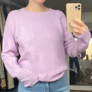 Pastell lila stickad - Pastell lila stickad tröja från Vero Moda, använd ca 4-5 gånger. Inte alls stickig. Storlek S men passar XS-M beroende på hur man vill att den ska sitta🦋 skriv i dm vid intresse eller frågor💗