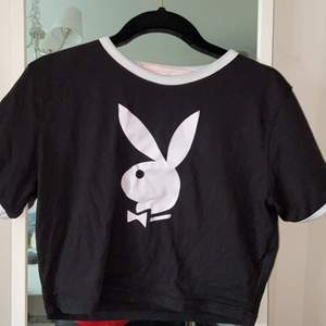 En croptopp med playboy kanin på bröstet. Aldrig använd endast testad. Nypris (250kr) frakt ingår 