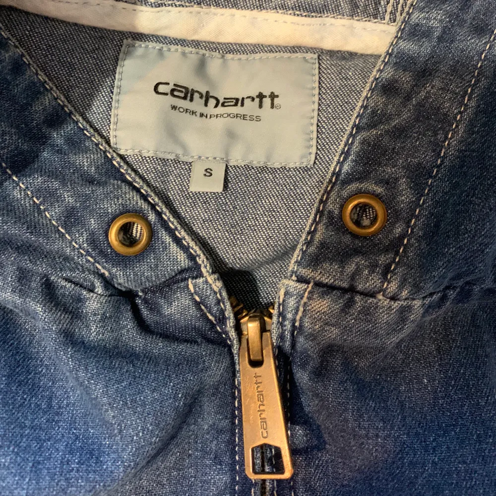 Vintage Carhartt jeansjacka köpt på secondhand, Mycket bra skick förutom att snöret saknas, frakt 65kr  . Jackor.