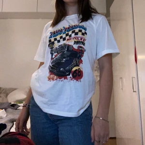 Snygg t-shirt - En  supercool t-skirt med tryck på. Ni står för frakten!