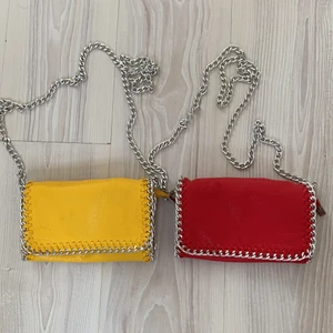 En gul och en röd väska  - Två stycken små väskor med lång kedja. Ifrån TIAMO💞125kr per väska! Köparen står för frakt💘