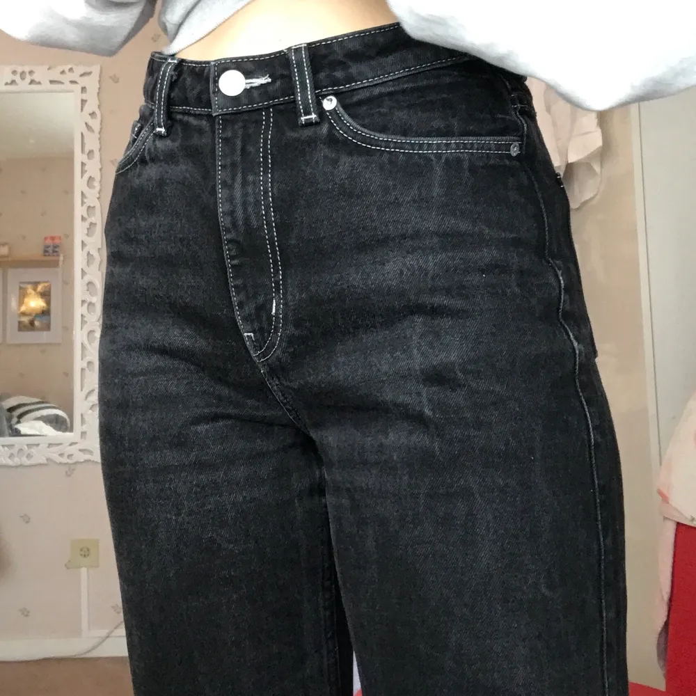 Jättesnygga jeans från Weekday i modellen Rowe. Storlek 28/30, passar nog bäst på en M eller S. De är lite urtvättade och har därför ljusare ränder på sig, men man kan se det som en cool detalj :) köparen står för frakten på 60kr. Jeans & Byxor.