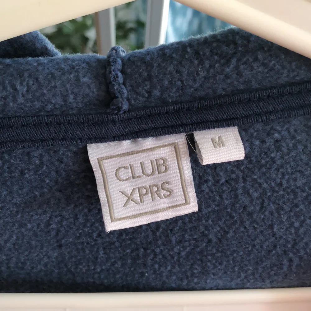 mörkblå hoodie från club xprs i bra skick! är lite noppig pga att materialet är rätt budget. passar bra till allt!. Hoodies.