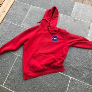 Alpha industries hoodie  - En fet alpha industries hoodie i riktigt nice material, säljer den för jag har vuxit ur den, nypris 1250kr