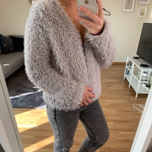 Jacka/kofta storlek M - Mysig kofta från Gina 