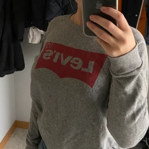 Levis sweatshirt  - Levis sweatshirt, använd nån gång för två år sedan annars har den bara legat i min garderob! Som ny🤼‍♂️ spårbar frakt tillkommer på 55kr 🤼‍♂️