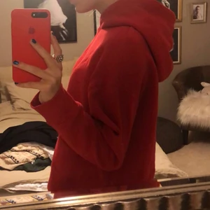 Röd hoddie - Säljer min röda hoddie från zara, köpt i vintras och använd Max 3 gng💕