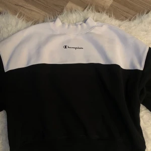Tjocktröja - En fin sweatshirt ifrån champion i stlr S tröjan är i nytt skick och andvän några fåtala gånger, På denna tröja får NI BUDA! och startpriset ligger på 200kr köparen står för frakten ❤️