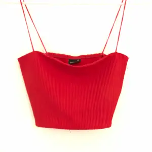 Röd Oanvänd topp i toppkvalite från Gina tricot. St XS, inte så töjbar tyvärr. Säljer för 70kr+frakt⚡️🔥