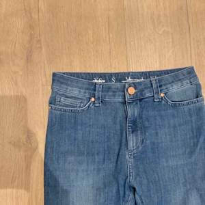 Superstretchiga jeans från BikBok i storlek S. Använda fåtal gånger. Hög midja, slutar precis under naveln.✨ köparen står för eventuell frakt.☺️