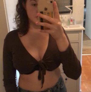 Brun knyt topp - Jätte gullig liten knyt topp från JSFN i storlek 42/44 men skulle säga att det är storlek M då den går att knyta ganska tajt. 60kr+frakt💕💕