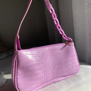 Väska - Jättesöt lila axelväska som är helt oanvänd🤍