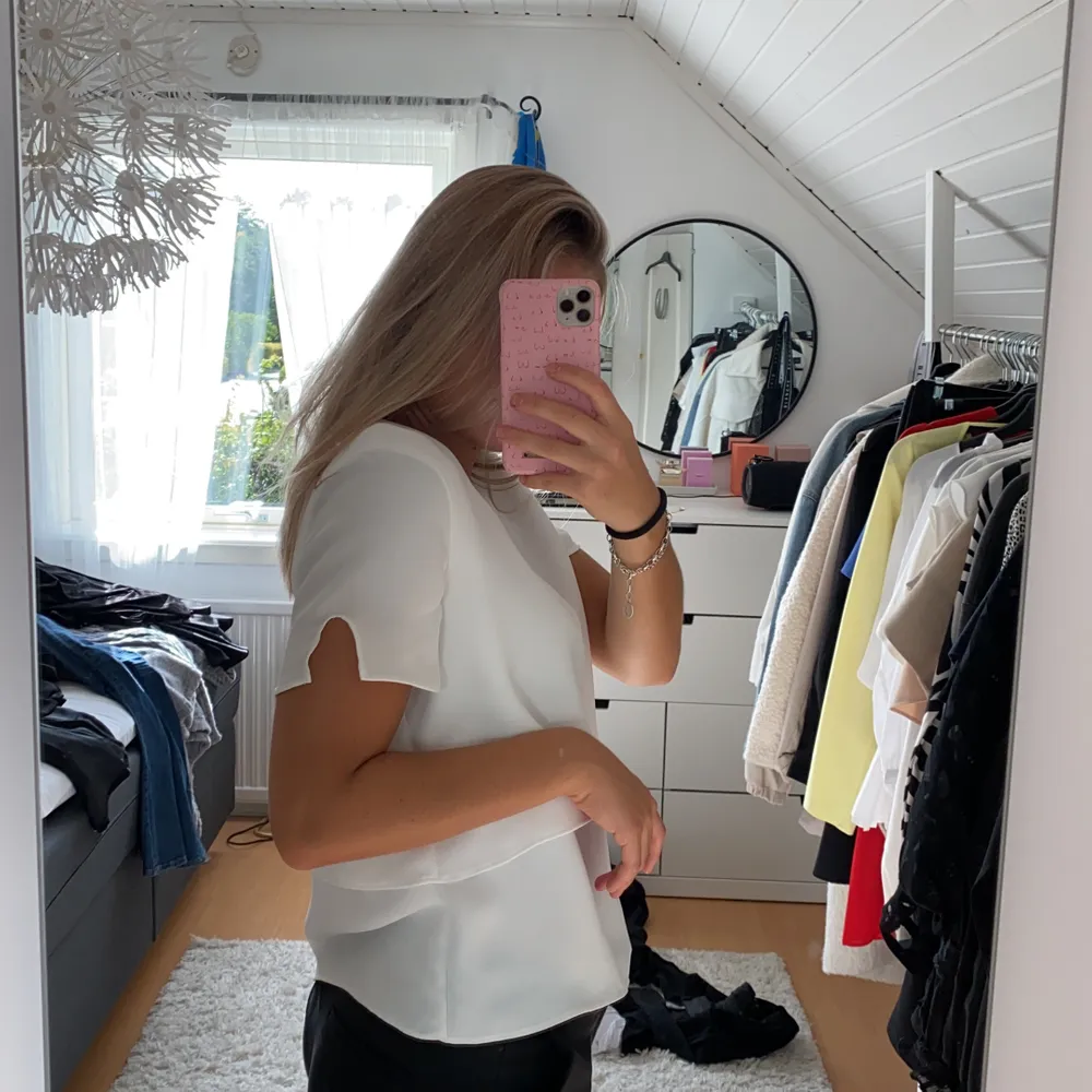 Vit blus från zara, fin i tyget med volanger och öppning fram vid bysten. Storlek S. Puserot.