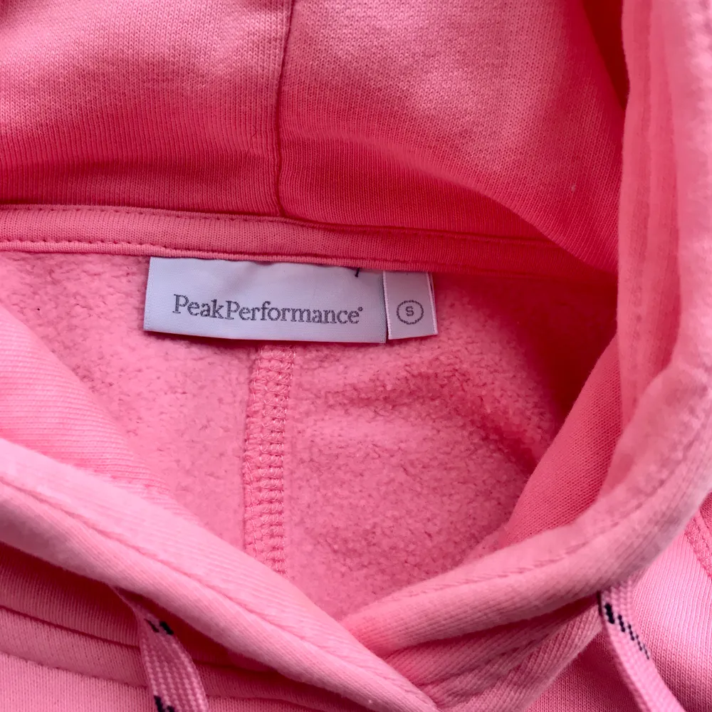 Rosa, knappt använd hoodie, köpt från Peak Performance för 1000kr. Väldigt bra skick💖💕. Hoodies.