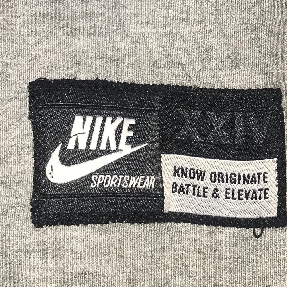 Intressekol på min Nike X Kobe Bryant sweatshirt, är inte säker på om jag vill sälja, mycket bra skick å Budgivning startar på 300, buda minst 25kr högre✨. Tröjor & Koftor.