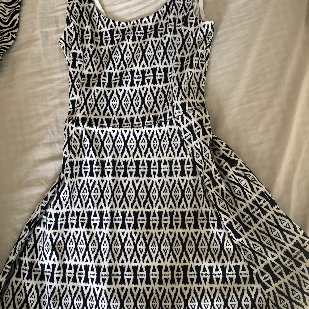 Säljer denna klänning i nyskick från H&M i storlek 40. Går till ungefär mitten av låret på mig som är 173cm. Köparen står för frakten. . Klänningar.