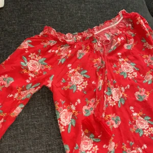 blus  - Långärmad blus från Cubus, storlek XS. Stor för sin storlek, lagom, nästan lite stor, på mig (175 cm). Knytdetalj vid axlar. Går att använda med armarna antingen off-shoulder eller över axlarna. Kan mötas upp i Norrköping/Söderköping, annars står köpare för fraktkostnad. 