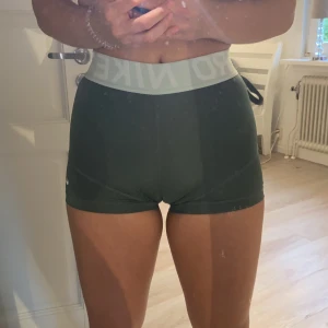 Nike träningsshorts - Oanvända träningsshorts från Nike!! Fel storlek och därav säljer jag de nu! Köpta för 299kr, säljer för 100! Budgivning i kommentarerna 💖😍