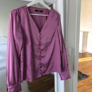 Blus  - Aldrig använd. 