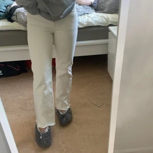  Beiga jeans - Super fina beiga jeans från pull&bear! Önskar verkligen att dessa passade mig men får tyvärr inte stängt dom i midjan. Passar en xxs-liten xs. Pris:150kr frakt tillkommer (bud gäller om fler är intresserade)💖 hör av dig om du har frågor kram! 