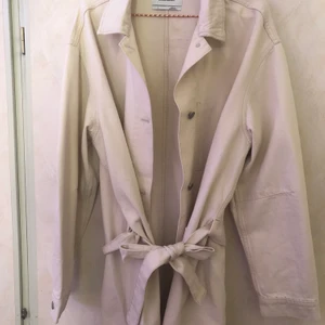 Beige jeans jacka - En beige lite längre jeans jacka med knytning runt midjan. Från weekday men finns ej kvar på hemsidan. Säljer denna eftersom den tyvärr är för stor för mig. Aldrig använt heller. Storlek L. Tar bara swish, frakt 75 kr. 💕 