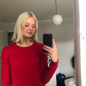 Röd Långärmad  - En jättefin mörkröd stickad långärmad från Gina. Strl S, men passar även XS. Använd 1 gång❣️❣️❣️❣️❣️ Fraktkostnad tillkommer 