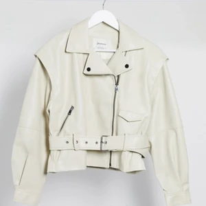 Jacka - Vit skinnjacka från stradivarius, sitter skit snyggt på. Köpt för nästan 600kr