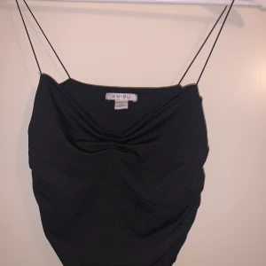 Topp från New Yorker  i storlek S - Säljer min jättefina topp som jag bara har använt en gång, säljer den eftersom att den inte passar mig. Storlek S, 30kr köparen står för frakten❤️ Skriv dm om du vill se bild på hur den sitter på❣️