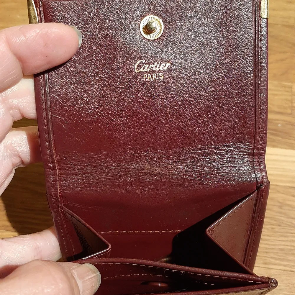 Äkta Cartier -Mast de partier small leather Good, square coin purse with gold tone. Kostymer.
