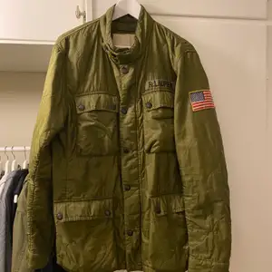 Säljer en militärgrön Denim&Supply jacka från Ralph Lauren. Väldigt bra skick, inte alls mycket använd. Kan användas som unisex. Strl Large💥 öppen för bud 