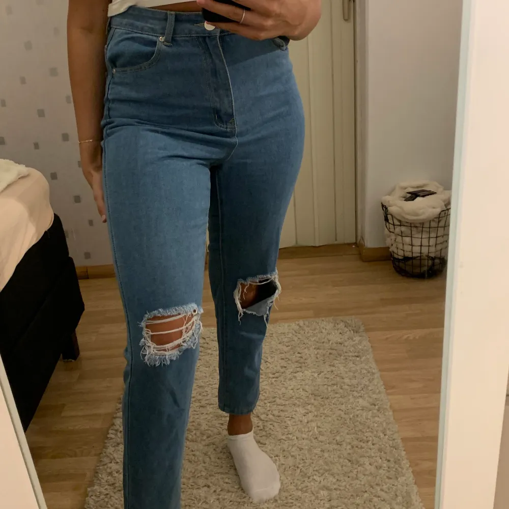 Ett par nya jeans ifrån Booho som jag inte fått någon användning då dom blivit för stora, Vanlig mom jeans med slitningar i strl 42, Jeansen säljs för 100kr där köparen står för frakten på 63kr ❤️🤩. Jeans & Byxor.