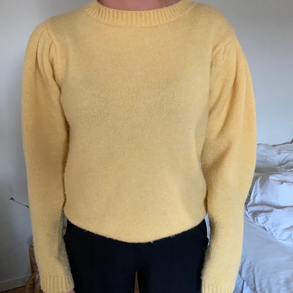 Superfin gul stickad tröja från Mango med liten puffärm. Jag säljer för att den blivit lite kort i ärmarna på mig (inte jag på bilderna) Avänd ett fåtal gånger! Köpare står för frakt 💛. Stickat.