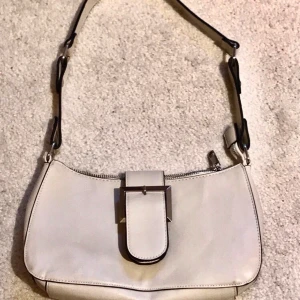 Ny väska från Kappahl✨  - Jag köpte denna fina väska för en månad sen men känner att jag inte har användning för den. Den är i fint skick! Som ny kostade den 200 kr. Jag säljer den för 89 kr + frakt eller upphämtning i Stockholm.