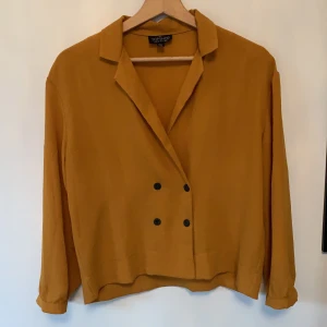 Skjorta från Topshop  - Oanvänd skjorta/blus från topshop i senapsgul då tyvärr något för liten för mig. Pris ink frakt. 