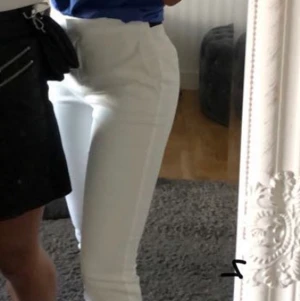 Vita kostymbyxor - Jätte fina vita kostymbyxor från zara. Säljer pga att dom har blivit för små på mig😓 Skulle säga att dom är mer XS än S🤍