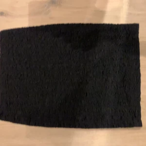 Svart kjol - Ber om ursäkt för dålig bild, vanlig svart tubkjol med struktur