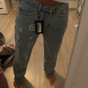 Så snygga jeans - Jättesnygga helt oanvända jeans med tryck på ena benet. Är 1.67cm. Säljer på grund av att jag köpte i två storlekar.
